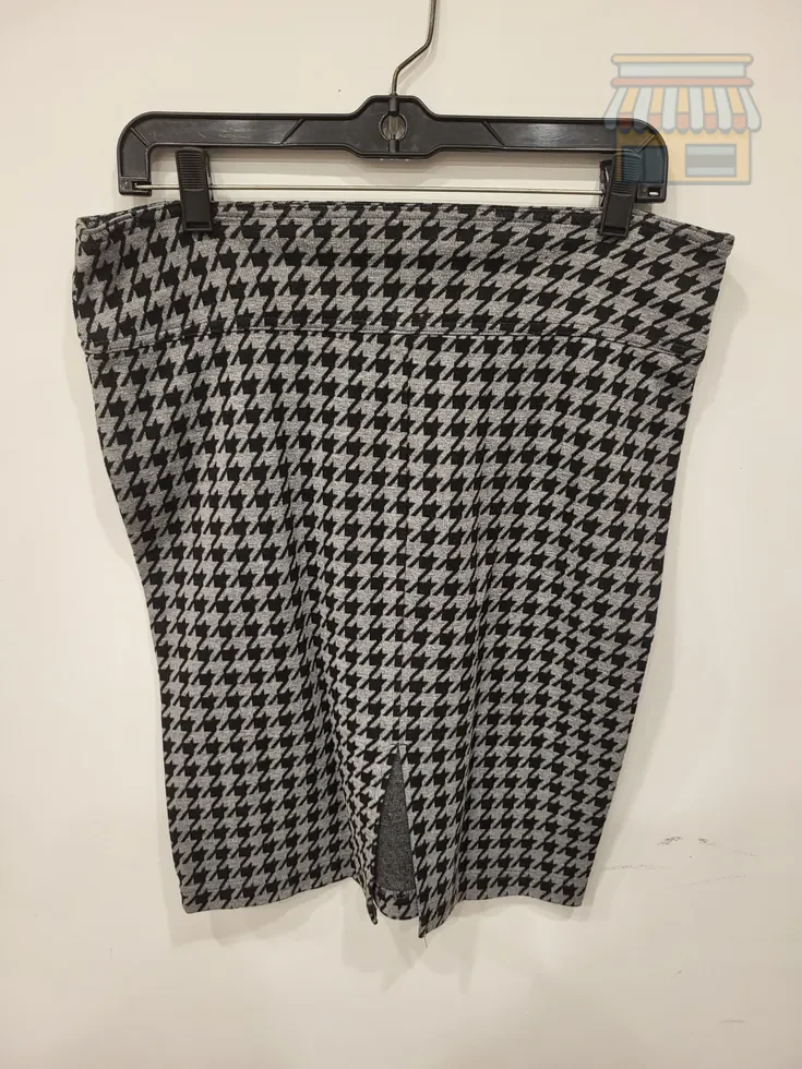 Black and Gray Houndstooth Pencil Skirt • Condition: Excellent • Location: Davie, FL • Price: Free