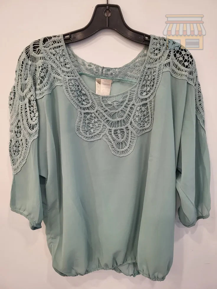 Teal Lace Detail Women's Top XL • Condition: Excellent • Location: Davie, FL • Price: Free